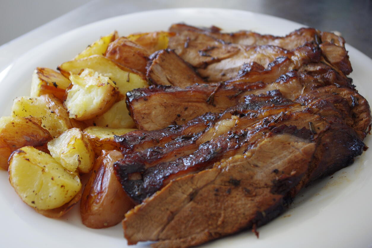 Мясо жарено варенное. Жареная картошка с мясом. Свинина с картофелем. Жареная картошка со свининой. Жареная свинина.
